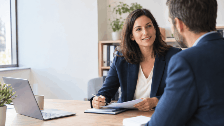 Chargée de recrutement externalisé en entretien avec un dirigeant de PME pour cadrer un recrutement